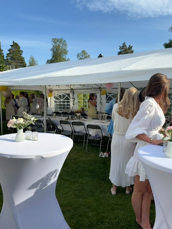 Hvitt partytelt med langbord og ståbord i hage på 18-årsdag